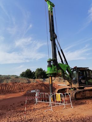 Macchina di impilazione usata con sistema idraulico a ciclo chiuso, velocità nominale di 3,1 o 5,2 Kmh e peso della macchina di 20 t per impilazione precisa